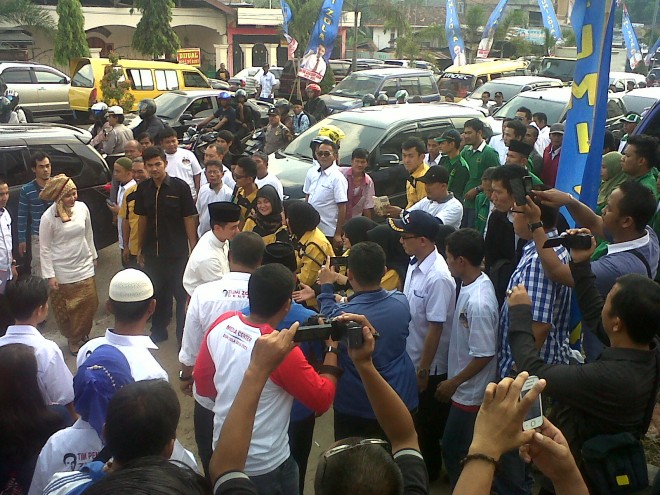 Kedatangan Zumi Zola di Kantor DPW PAN disambut dengan kompangan.